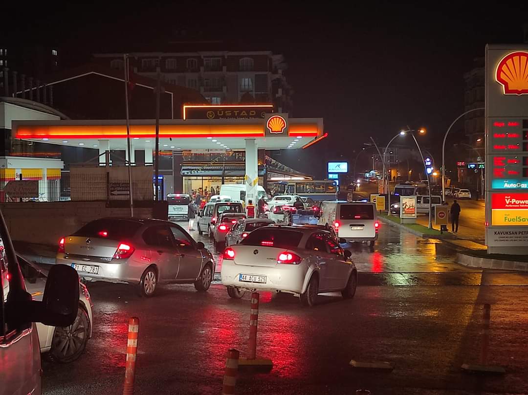 Motorin yarın 7.00 TL olacakmış haydi benzin istasyonlarına akin edelim depodan motorun iade edelim. Bundan dolayı hükümeti suçlayan ahmaklar deposundan yakıt satın. Dolar şu kadar olmuş euro bu kadar olmuş erken seçim isteyenler ABD de yakıt yok litresi 100 $ olsa ne yazar.