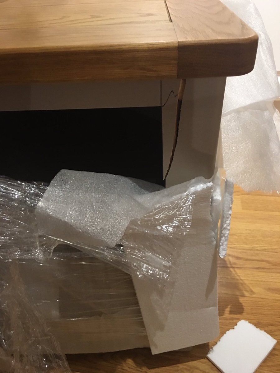 Forfoxsake2's tweet image. Just had a new TV stand delivered with a little bit of damage #shitservice