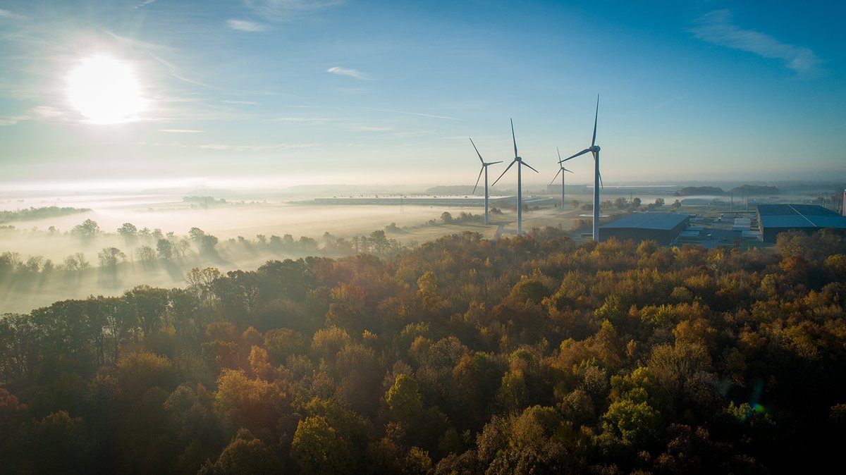 onepowerco's tweet photo. #WindViews | A fall morning at the North Findlay Wind Campus, captured by drone. 🍂
The #windturbines pictured here directly power (and help #decarbonize) the factory next to them. On-site power generation is one way OE is creating the customer-centric #powergrid of the future. https://t.co/w0fC9L954a