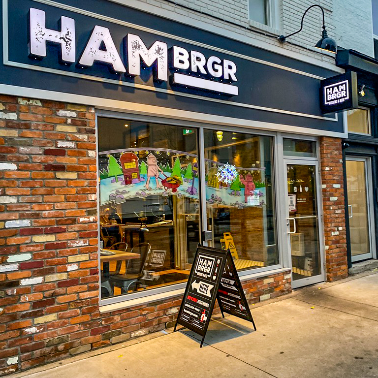 eatlrg's tweet photo. Walking in a brgr wonderland! 🎅 🍔 

Our St. Paul location is looking fresh and festive with a window mural done by https://t.co/Qls96fRvVU 🎄

Check it out!

wonderland!  #StCatharines #burgers #windowart #christmasart https://t.co/cgaq3PPAzf
