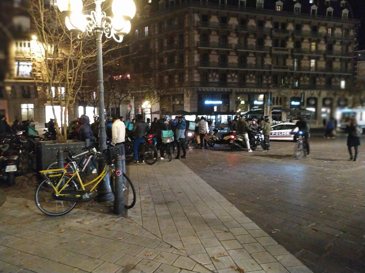 Grève des livreurs à vélo en cours à Grenoble pour que leur boulot soit mieux valorisé et leurs trajets mieux payés !
<a href="/Deliveroo_FR/">🍣 Deliveroo France</a> <a href="/UberFR/">Uber France</a> allez vous enfin respecter vos travailleurs ?
Force à eux ! ✊
(Même à ceux qui m'énervent à rouler dangereusement en zone piétonne !)