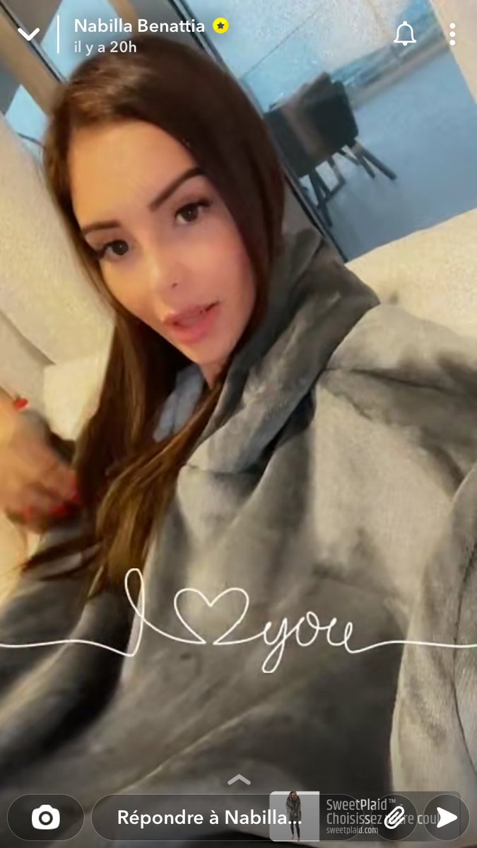 Ivaaa888's tweet photo. Le Gang des Arnaqueuses
Influenceuse ?? 
Aucune vraie marque s’intéresse à vous,obligée de vendre de la camelote Aliexpress à 119 € les   2 Plaid🤣🤣
#nabilla #millajasmine #maevaghennam #MagaliBerdah https://t.co/Xu0RwwSMI5