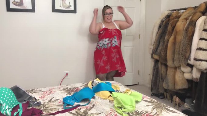 Just made another sale! Trying on mom's cute bras https://t.co/j0wNOIaTT5 #MVSales https://t.co/mDUn<a href="/tag/mvsales"class="tags"><span>#mvsales</span></a>