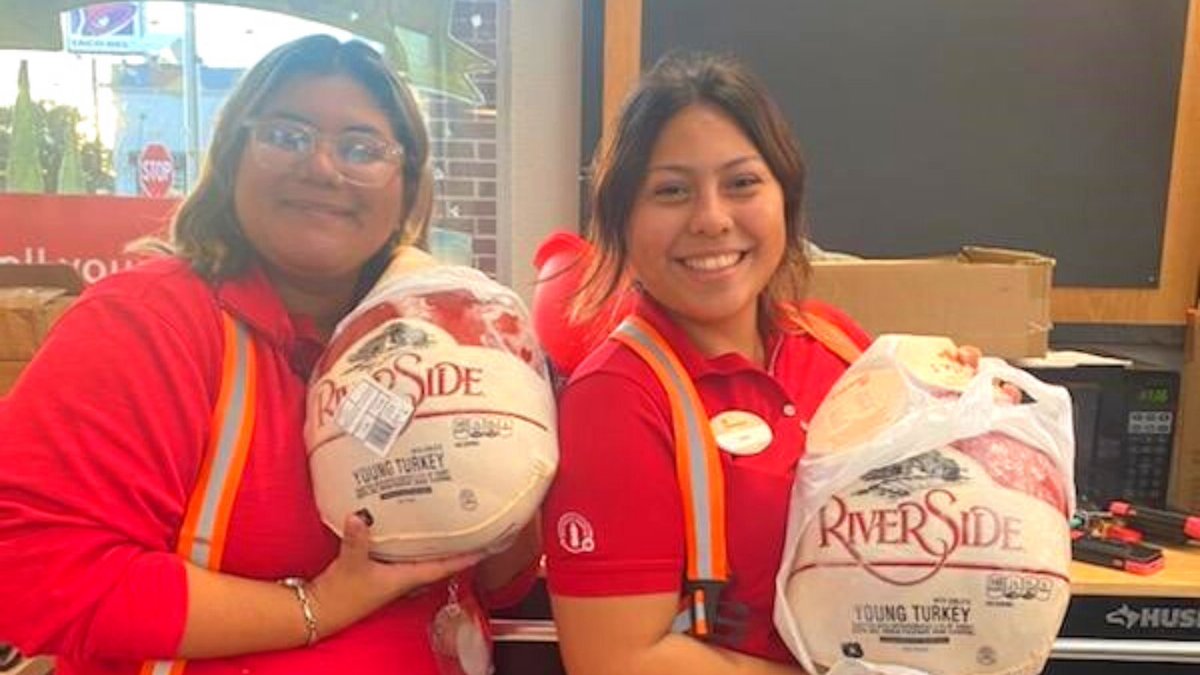 ChickfilANews's tweet photo. Houston Chick-fil-A Operator Jon Goolsby surprised each of his 185 Team Members with a turkey to share with their loved ones this Thanksgiving. “We believe sharing a turkey with our Team Members allows them to show care to their own families,” said Goolsby. https://t.co/tvUnzRlQ9g