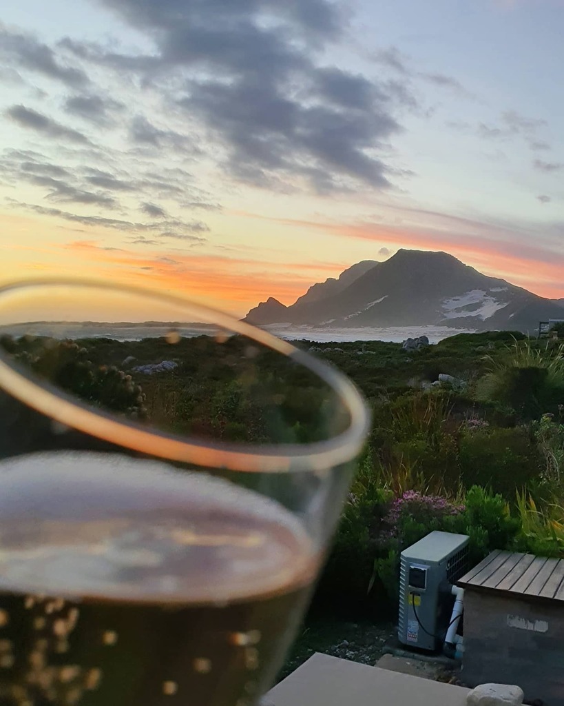 JustTendai's tweet photo. Bubbles, fynbos, remnants of a dune and high tide. ๐ฅ๐ฅ๐โค
#TeMpho
#TeMphoLifestyle
#TeMphoTravelDiaries
#hermanus
#bettysbay
#travel
#travelgram
#mytravelgram
#blacktravel
#travelnoire
#photography
#nature
#wildocean https://t.co/g38fJnpMrF https://t.co/4zO6pBa3It