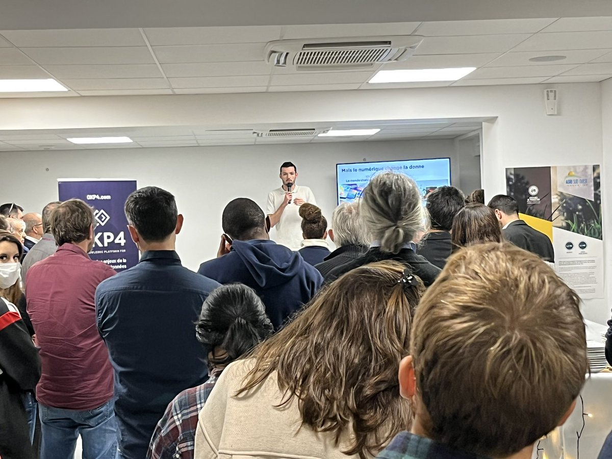 EspritRH's tweet photo. Théo nous présente le livre blanc sur les #dataspace d’@OKP4_SF. Travail riche et fourni sur les nouveaux paradigmes de la data. 👏👏👏👏#okp4 #cofarmingtour @Co_Farming 
@AgriSOI https://t.co/51lNmFu6fP