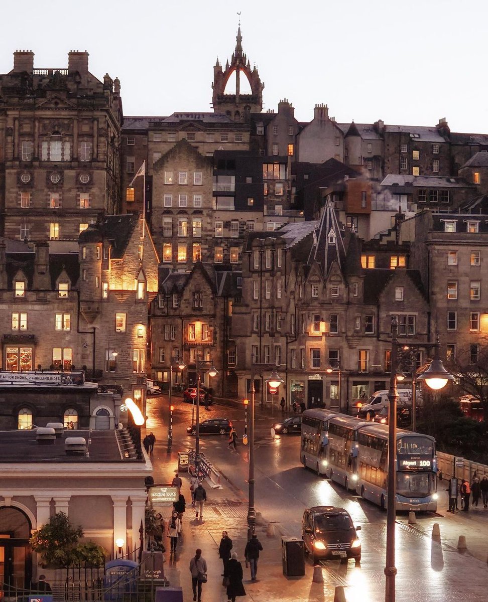 #Edinburgh's Old Town at twilight - what a magnificent sight! ✨😍 #UNESCOTrail 📍 @edinburgh 📷 IG/zax66 #RespectProtectEnjoy