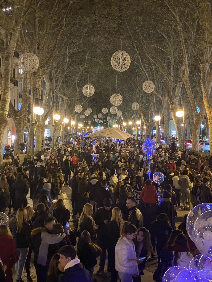 ¡RESTRICCIONES DE CENAS DE EMPRESA YA!

Es una vergüenza la aglomeración que han montado los restauradores en Passeig des Born encendiendo las luces y el árbol de Navidad,

¡INSOLIDARIOS!
