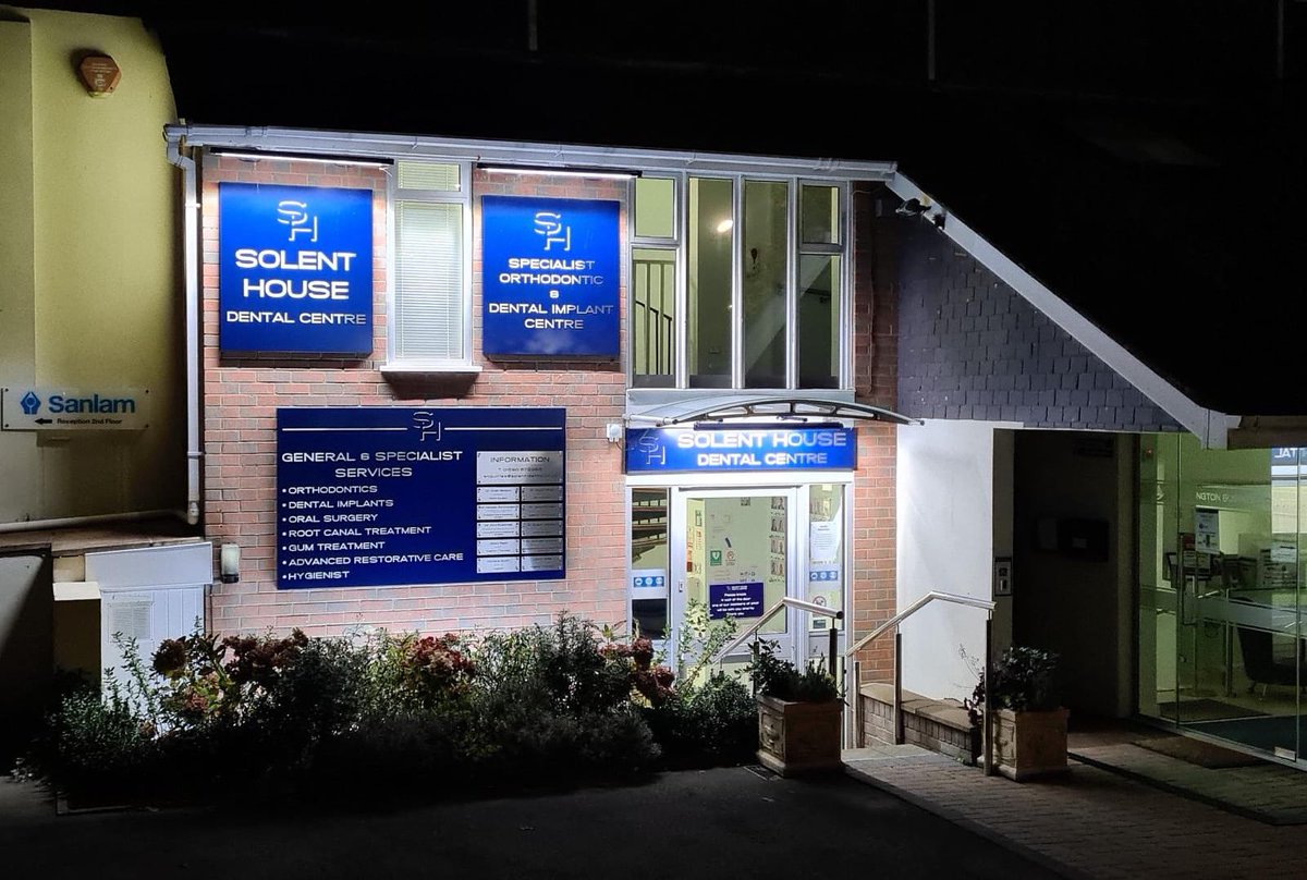 Sign_IT_UK's tweet image. A collection of different signs created for Solent House Dental 

#signmaker #signmakers #outdoorsigns #newforestbusiness #signdesign #signshop #businesssigns #southamptonbusiness #lymingtonbusiness #signwriter #signmaking #signsofinstagram