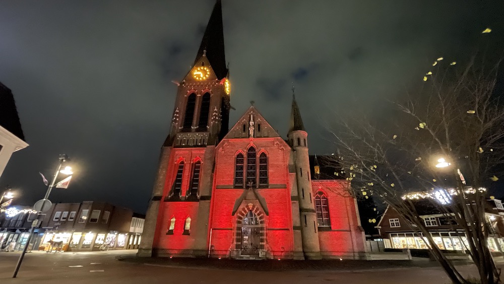 BorneBoeit's tweet photo. Bornse St. Stephanuskerk kleurt rood vanavond. https://t.co/qKE9sNvN32 https://t.co/DPTLcuj0VQ