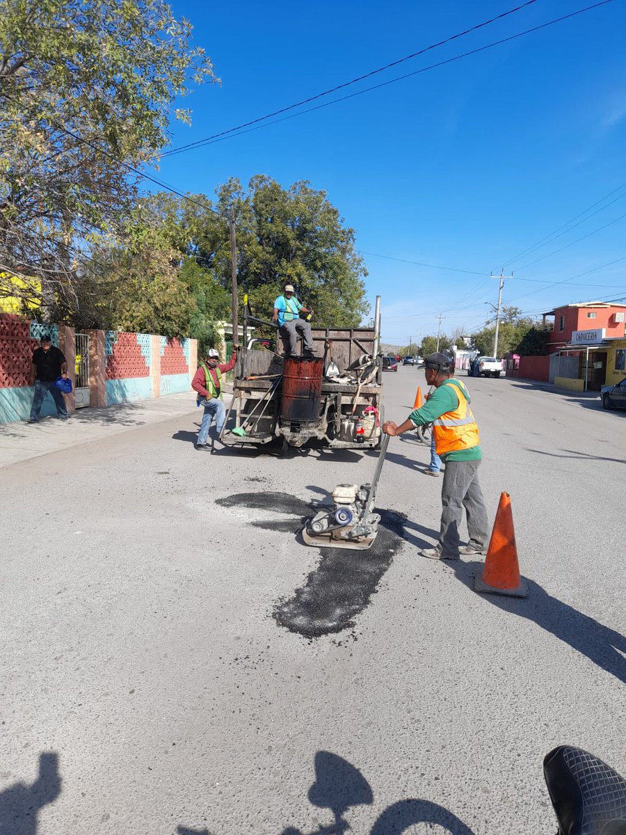 Dirección de Servicios Primarios:

Continúa el programa permanente de bacheo en Palaú.

* calle 5 de febrero y la Florida Colonia Arturo Pérez Bonilla.

* calle 5 de febrero esquina Ignacio López Rayón

* calle 5 de febrero con Arroyo Santa Rosa