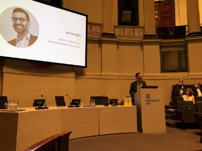 digi_vlaanderen's tweet photo. Kabinet @JanJambon “Burgers moeten in controle blijven van hun eigen gegevens. Méér privacy is nodig, dat zorgt voor meer data Daarom richt Vlaanderen een Datanutsbedrijf op. Vlaanderen wil een pioniersrol opnemen in Europa op het vlak van data-tech en data-soevereiniteit” #TDV21 https://t.co/jdIkkUqaIq