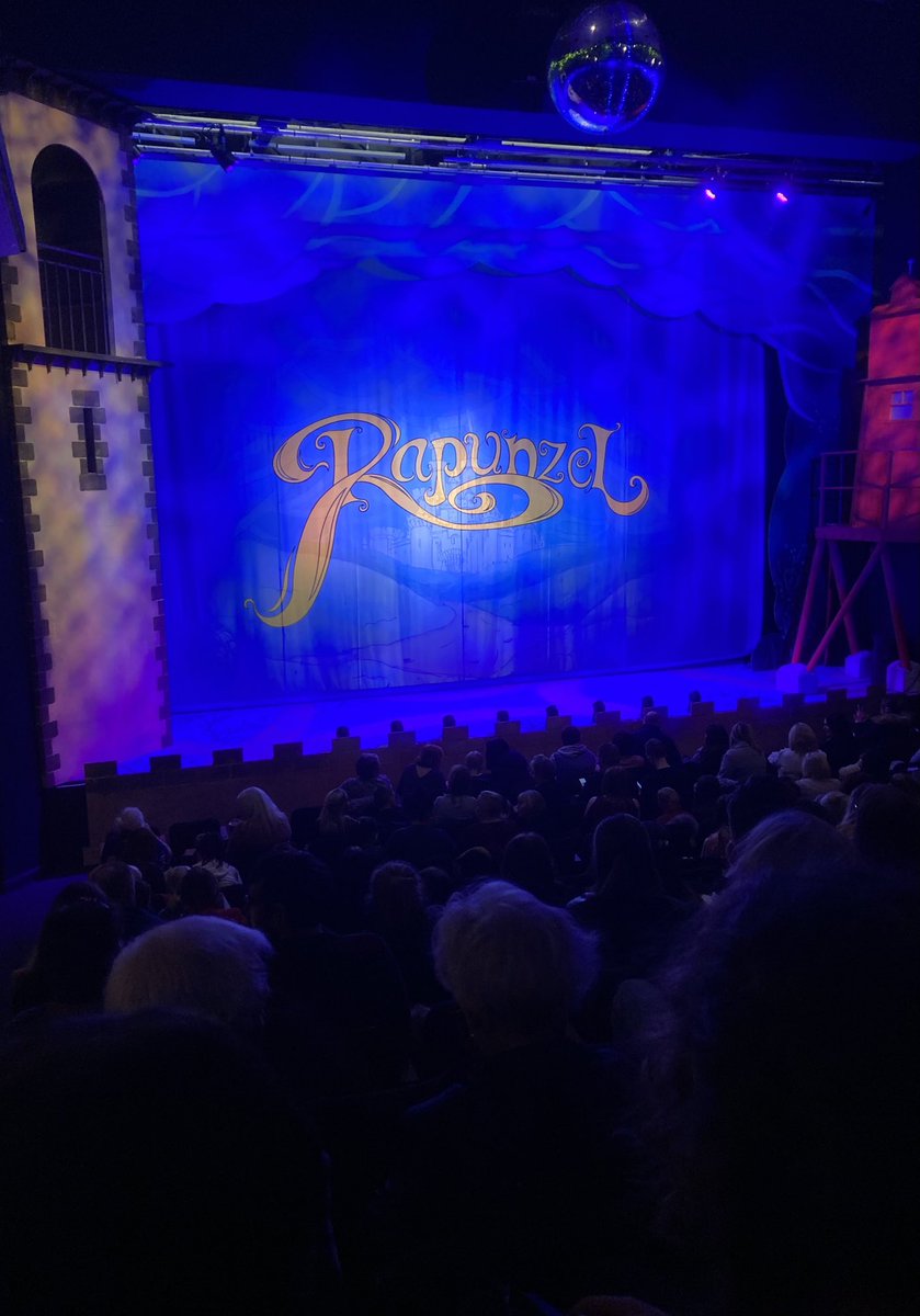 Lovely to see ⁦<a href="/thecustomshouse/">The Customs House</a>⁩ packed for the opening night of Rapunzel 🎭🎶