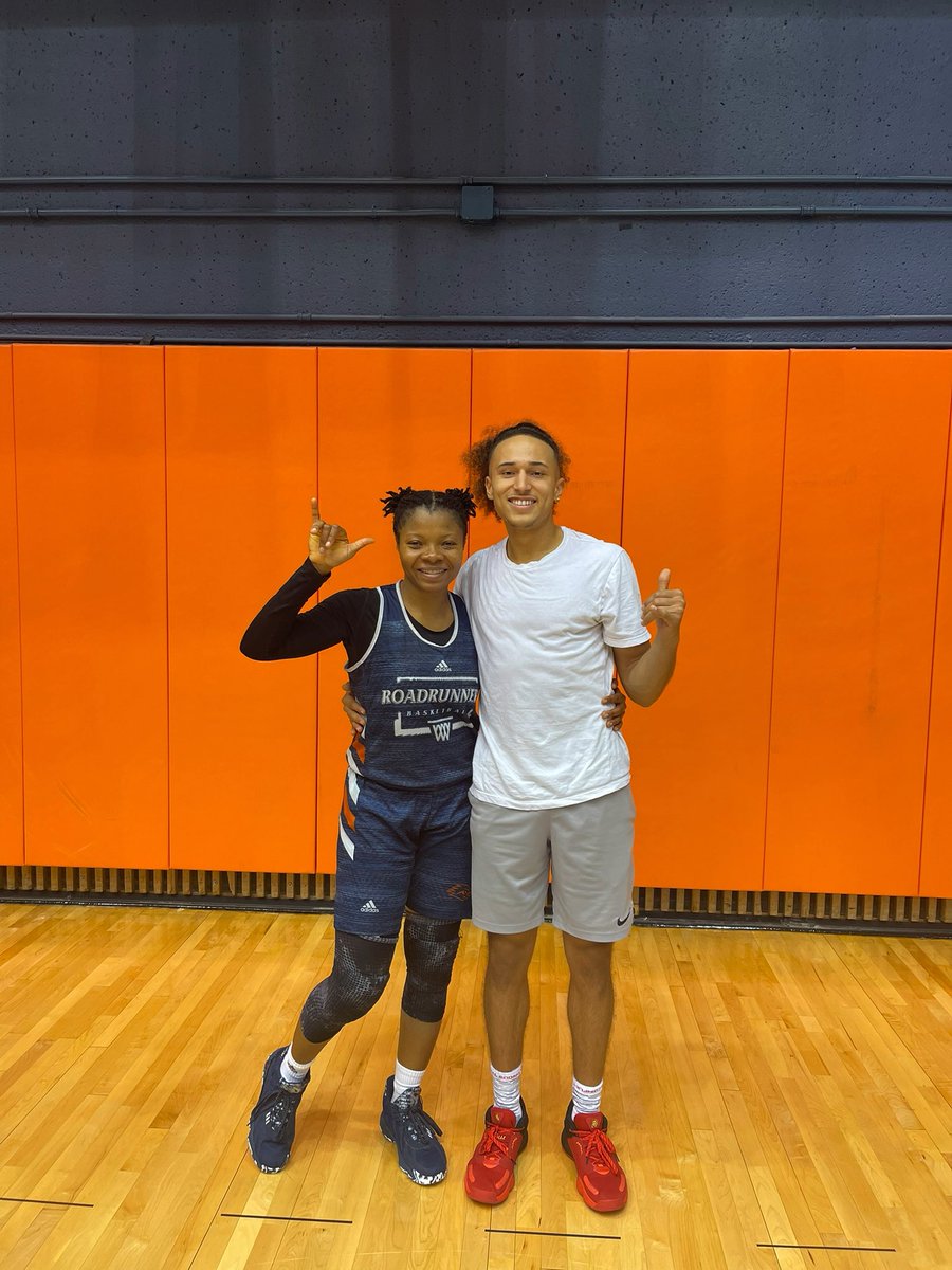 CoachKarenA's tweet photo. Shoutout to our practice players of the week. Thanks for helping us prepare and get better @heydiddledeedee and Deb!! #BirdsUp https://t.co/eVbVxfIIY6