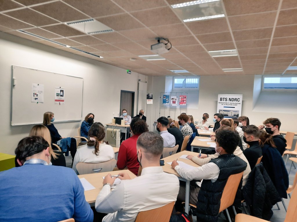 PoignantV's tweet photo. #prixfeminadeslyceens 2021 : une inoubliable rencontre avec @NinaBouraoui , son éditrice et la classe de #BTS NDRC1 du #lyceelebrun. Un échange passionnant sur l'écriture, la littérature et la construction de soi...
@editionsLattes #placemedia #coutances @evblochdano https://t.co/avaayuhCJ7