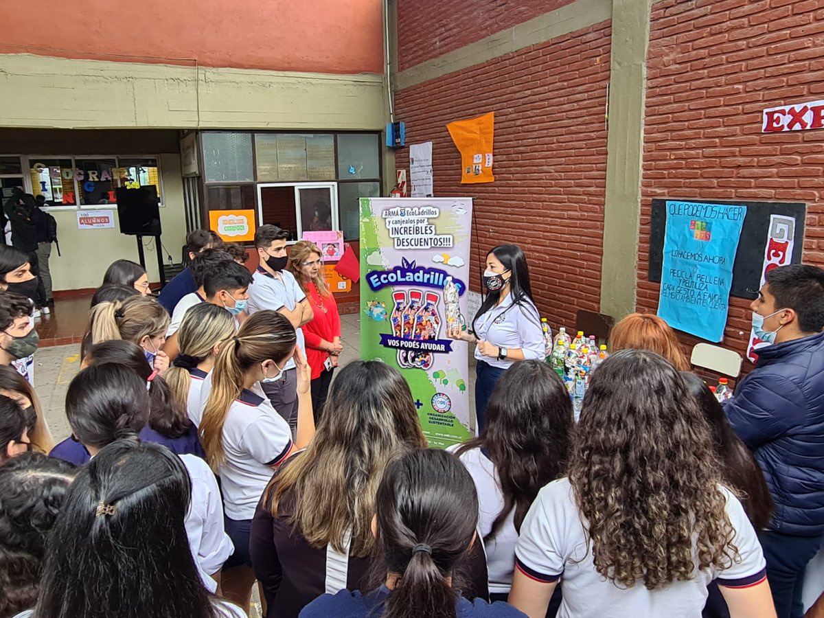 OficinaOds's tweet photo. ⏩ Junto al equipo de @ArgentinaOds llevamos "Los #ODS a la Escuela"
🔴 Visitamos el Colegio San José de Calasanz. Hablamos sobre nuestro #ProgramaABC para el #DesarrolloSostenible
📣 Conversamos con los alumnos y alumnas sobre #Ecoladrillos y del cuidado de nuestra #CasaComún https://t.co/PKfjWTisRK