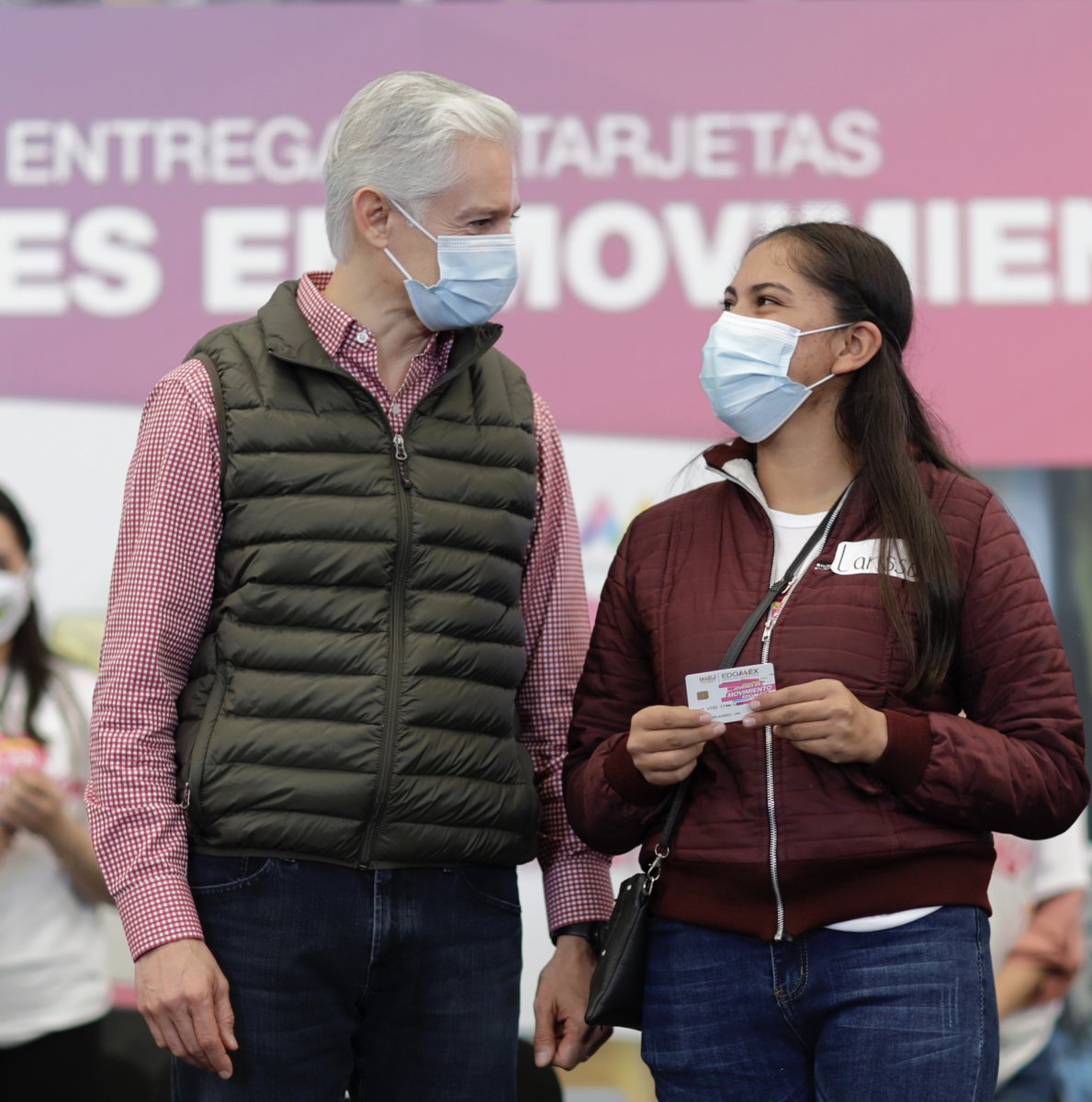 alfredodelmazo's tweet photo. También entregamos tarjetas del programa #JóvenesEnMovimientoEdoméx, para que más de 6 mil jóvenes puedan contar con un apoyo económico sin tener que descuidar o abandonar sus estudios. https://t.co/wQ2nmxWVYr