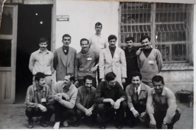 saripiso1's tweet photo. 6- tahminen 1974 yılı.#Diyarbekir #Dagkapi kapanan Tekel Rakı Fabrikası emekçileri. Soldan 3. Ayakta olan Muammmer İdal babası Borucu Siverekli Mehmet Özalkan olur. Diğer işçileri tanıyan varsa bi zehmet yorum yazsın.
Kaynak Yılmaz güngör https://t.co/Cbf8AoR2J9