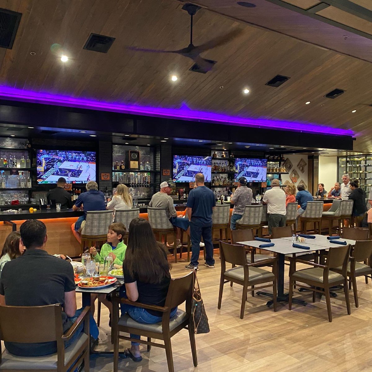 TorreonGolf's tweet photo. HAPPY THANKSGIVING!! 🦃🍽🍁 

The Torreon Grille is open this week as follows:

Today: 11am-8pm (Burger Night)
Thursday: Thanksgiving Buffet only (sold out)
Friday: 11am-10pm
Saturday: 11am-10pm
Sunday: 11am-3pm

#ElevateYourLifestyle #WeAreTroon #TroonPrive #Celebrate https://t.co/KUahGChvYX