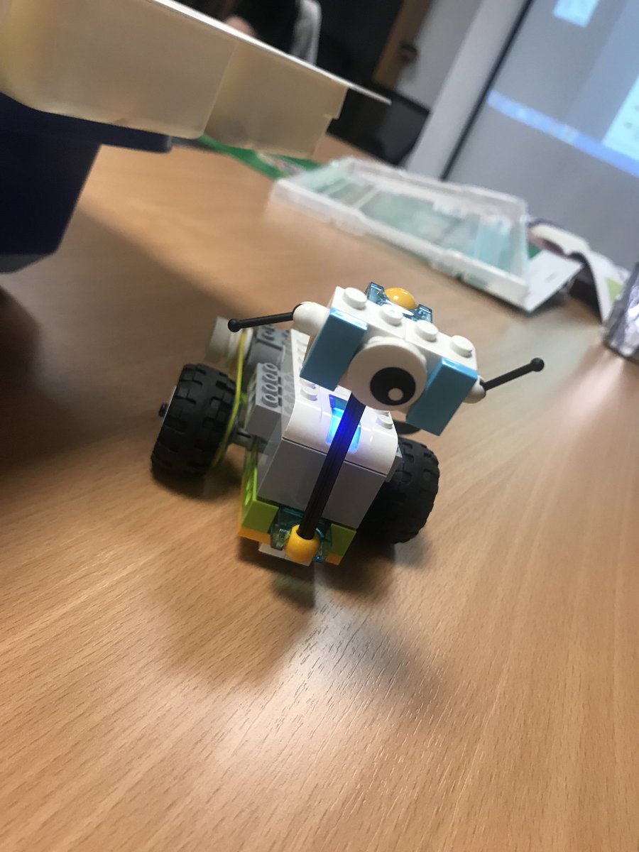 Laura Robinson tweet media