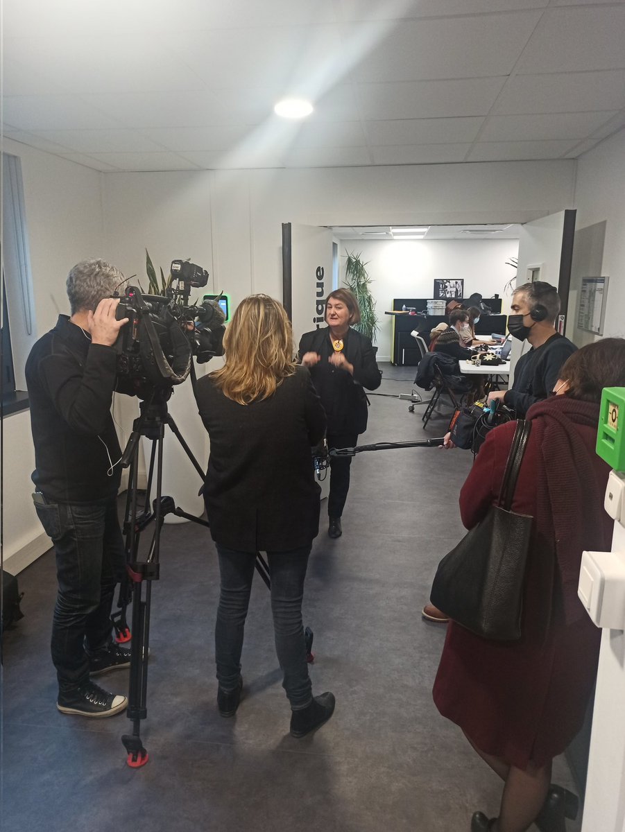 De_Lavalette_B's tweet photo. Interviewée par @France3tv ds les locaux de la DRH pour présenter notre accord pionnier &amp; unique en 🇲🇫, signé en 2020, pour l'accueil des chiens au bureau. 1 dispositif pr le bien-être au travail &amp; l'efficacité du service public, qui fait de + en + d'émules dans d'autres villes! https://t.co/PNKkb77aSO