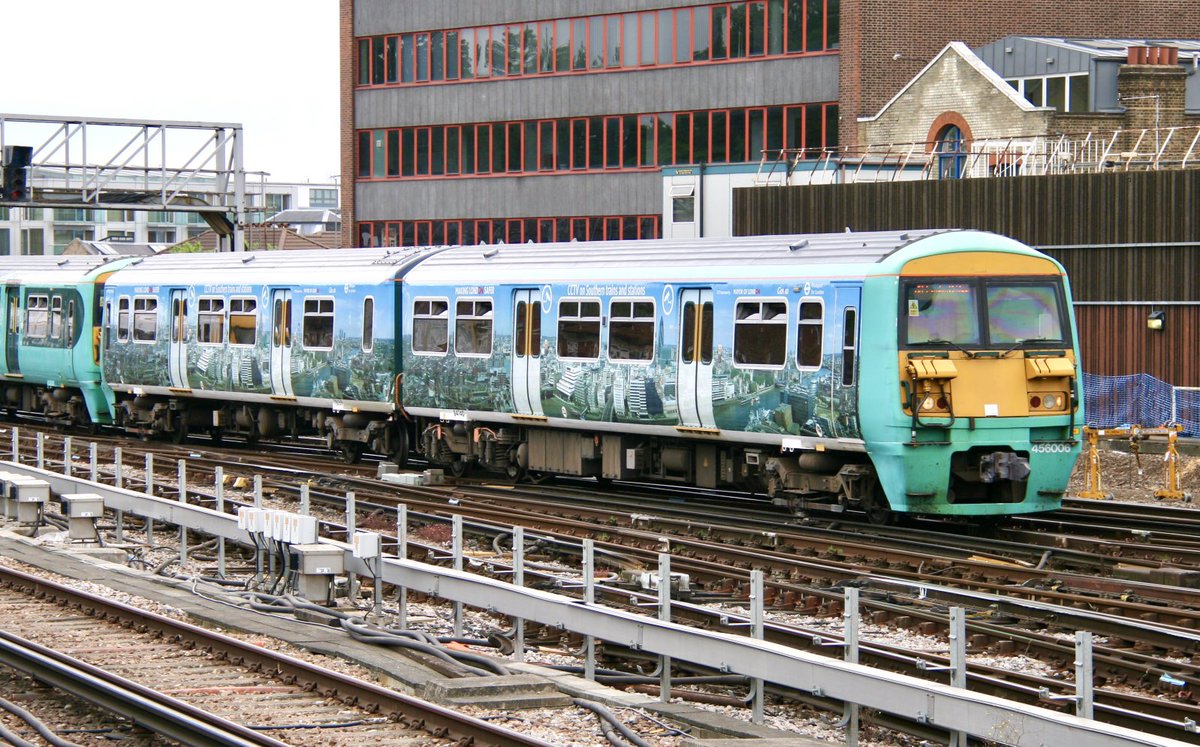 MColes_Railways's tweet photo. Random Railway Picture Day 328
Southern Class 456, 456006 in Mayor or London CCTV advertising livery arrived at London Bridge on 20th July 2013.
#trains #railways #Class456 #EMU #Southern #traintwitter https://t.co/xHSRsGmctc
