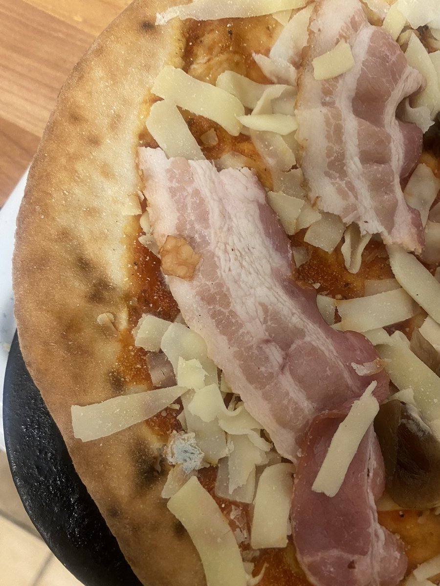 Dominic_247's tweet photo. @LidlGB Just opened this pizza and there’s mould on the cheese! Still has 2 days left on the date too 😖 https://t.co/1Ul095J0dR