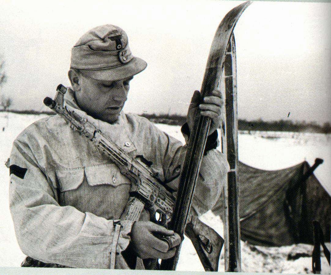 schmeisser44's tweet photo. 1. Skijäger-Division, white painted as winter camo MP43/1. Winter 1943/44 https://t.co/RqsnNmPG5N