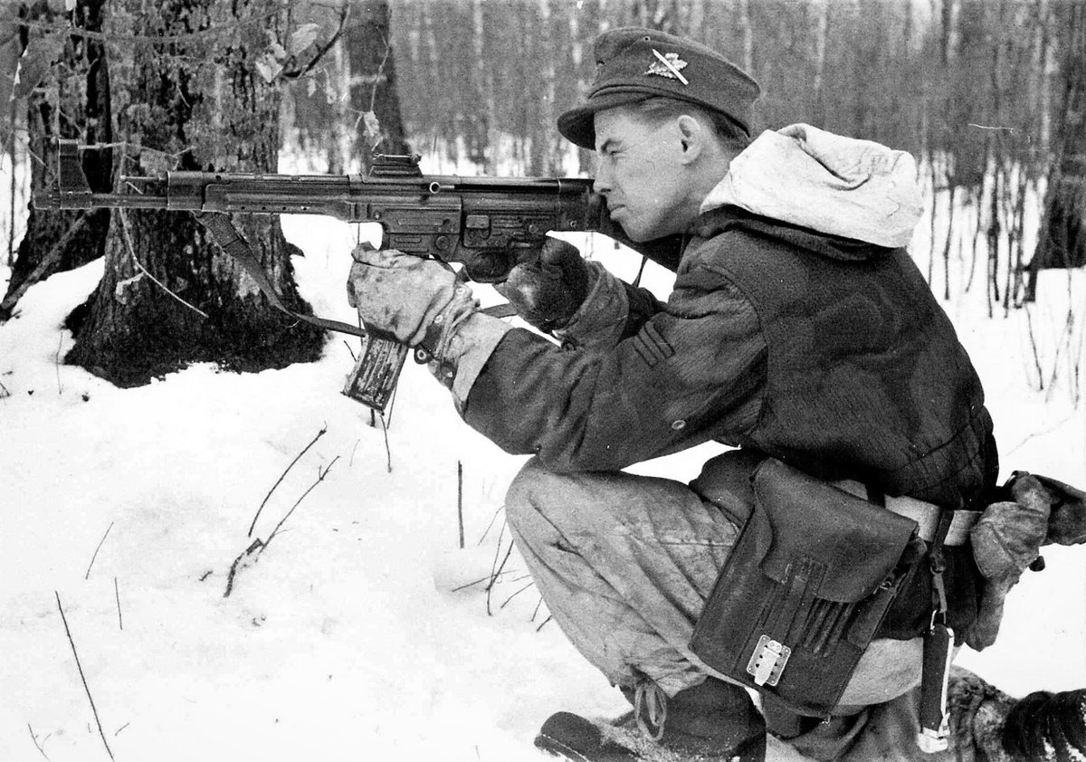schmeisser44's tweet photo. 1. Skijäger-Division, white painted as winter camo MP43/1. Winter 1943/44 https://t.co/RqsnNmPG5N