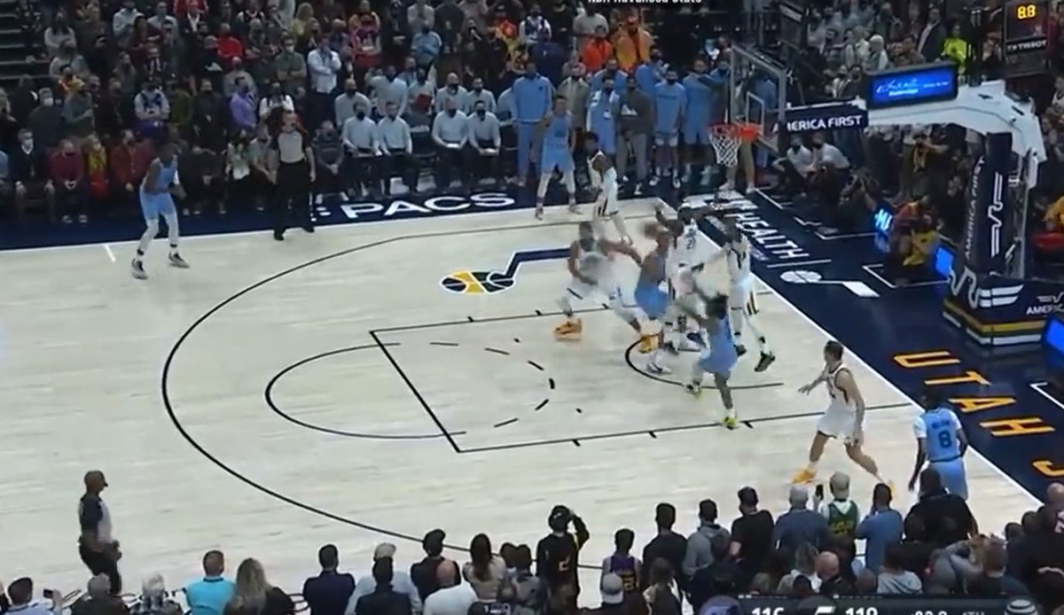 danclayt0n's tweet image. And the thing is, it's not like he decided "I"m ONLY focusing on Ja." He is incredibly mindful of where JJJ is the whole time, and the second he sees that Ja is passing it, he sprints back from literally one foot in the RA to contest the 3. Which maybe like 5 people can do.