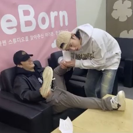 jinmybabe_'s tweet image. มึง5555555555555555555555555555ใครจะไม่ขำบ้างวะ 🤣🤣 ไม่ใช้โทรศัพท์ใช้ทรีนเลยต่ะ แล้วเล่นคนเดียวไม่พออิน้องตามพี่อีก ก็อต7พวกแกเป็นไรกัน🤣 ไปเปิดคณะตลกไป๊555555555 

#JAYBsRNBxYugyeom #JAYB #Yugyeom