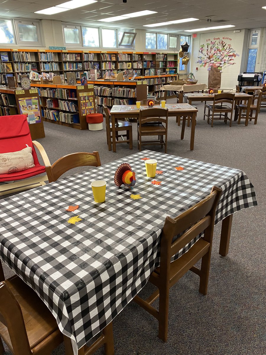 FieldstoneIMC's tweet photo. 5th Grade Book Feast! #gobbleupagoodbook #booktasting #Thanksgiving https://t.co/xNZa95DnDQ
