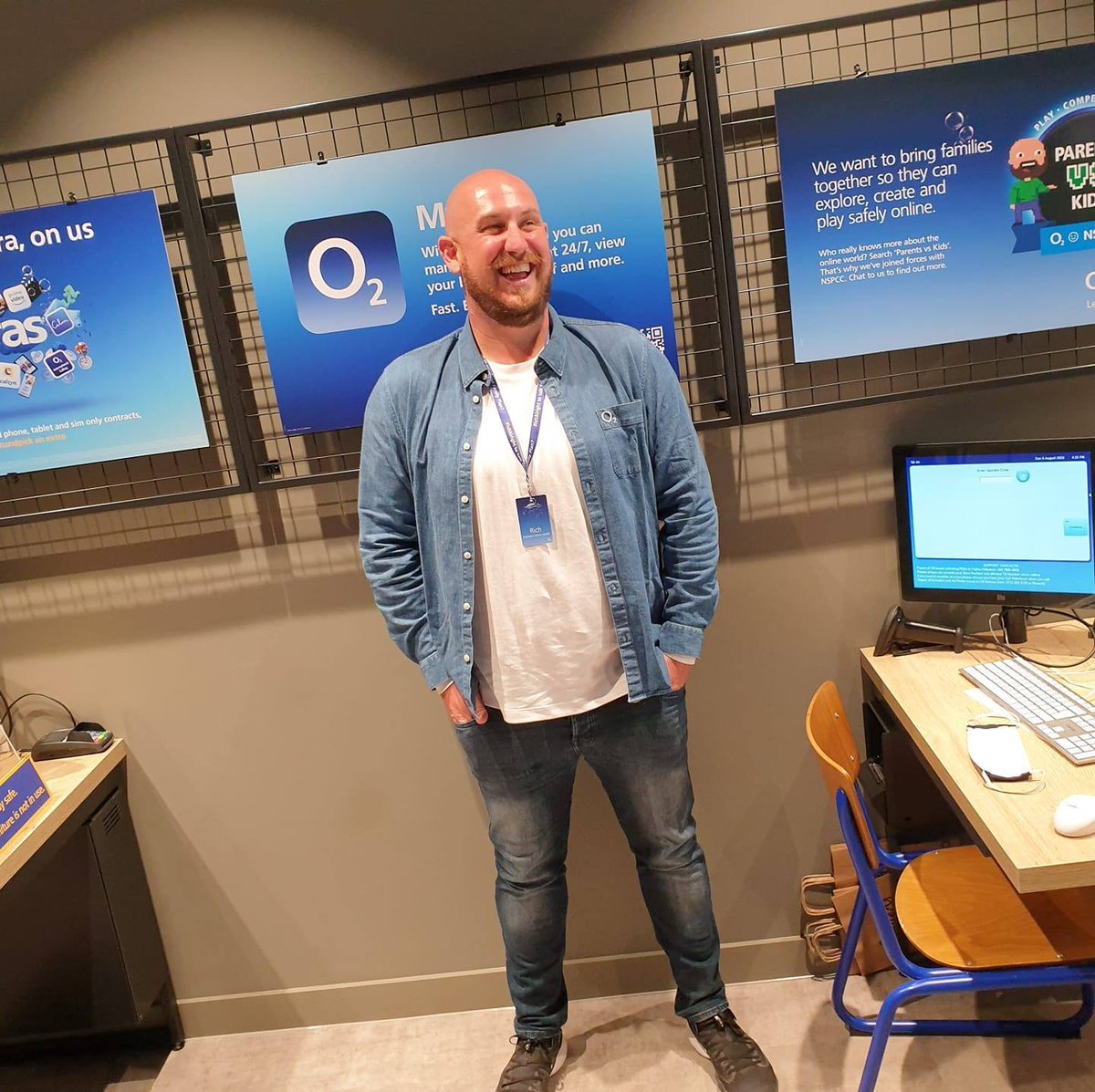 O2Careers's tweet photo. If you’re interested in understanding the role of an O2 Assistant Store Leader, read this new blog from Richard from our Poole store.  #MakingEverydayBetter 

➡️ - https://t.co/fE6NgLWkbB https://t.co/xGqVLd0b0i