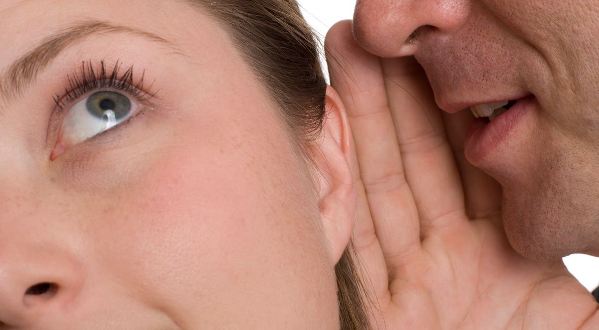 девушка шепчет на ухо парню. мужчина шепчет на ухо женщине в офисе. человек шепчет. сон шептать на ухо. шепчет на ухо референс.