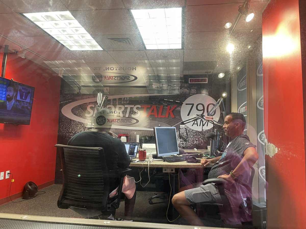 SR1029TheGame's tweet image. Thank you to @BigSargeSportz & @NDKalu for allowing me as broadstsouth.com to come air live with them in studio. You guys are amazing at what you do & the fun the both of you is like watching brothers talking fun smack. Especially ND with,”Nagy please” & Harry Skittles 😂