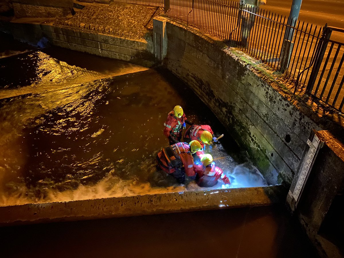 HistoryMFS's tweet photo. Water Rescue training this evening, bit cold but good to practise the skills. https://t.co/6d1LZkNzRr