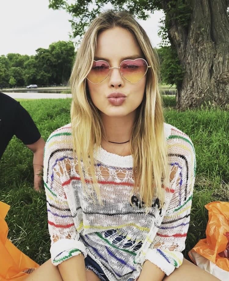 ofarchaiclegacy's tweet photo. —————; 🌸 stevie rogers 🌸 is on tinder. ❤️ to find out whether she’d swipe right or left. https://t.co/KjIZBSuTBQ
