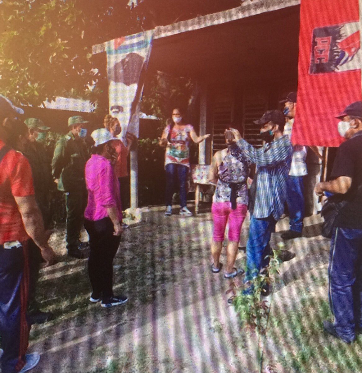 keniatinguily's tweet photo. Con la presencia del presidente del consejo de defensa municipal Yainier Salinas, el Vicepresidente Miguel Valdéz y trabajadores de la #sucursal7881Guisa se realizó el ejercicio práctico por el día de la defensa activando el centro de pago en el consejo popular de Coralillo. https://t.co/JtnAH4Vwro