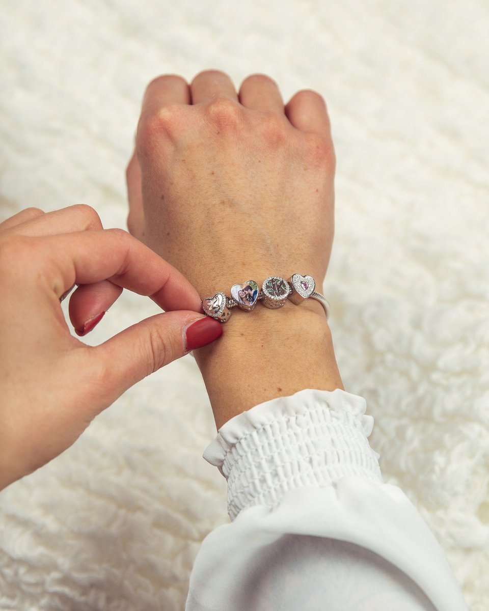 Fotomagiche's tweet photo. Porta chi ami sempre con te.

Scegli la foto e il charm più adatto a te, infine, noi ti creiamo un gioiello unico e pieni di emozioni. 

Abbiamo charm per ogni occasione.

• Realizzato in argento sterling 925 
• Foto protetta da uno strato di resina UV trasparente  #charme https://t.co/Zc29X5QS7N
