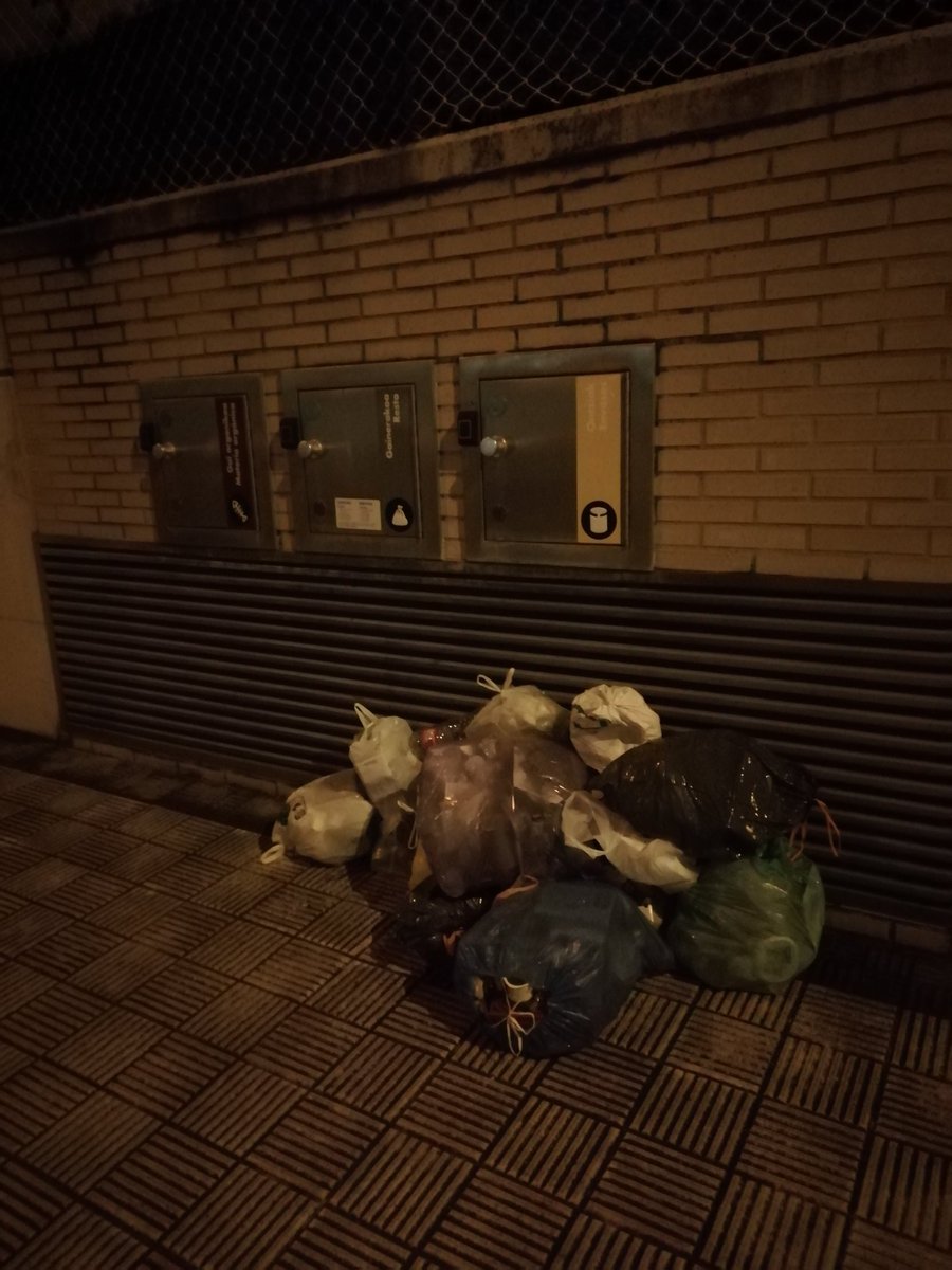 amparidg's tweet photo. @MCP_info Hola! Hemos vivido con los contenederos en la puerta de casa hace mucho tiempo y jamás hemos tenido que llegar a ver esto. Gracias por la neumática! Que pena estos pobres vecinos que la tienen debajo de su terraza... Plaza Elobide, Mutilva. Gracias Manco! https://t.co/in0JGvAIIf