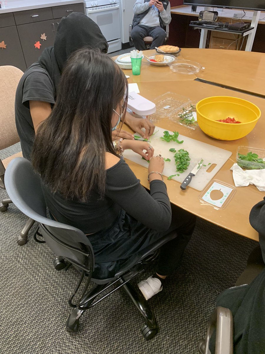 mshayduck's tweet photo. Today we learned how to cook a new recipe- fresh bruschetta over angel hair! We practiced cutting tomatoes, chopping basil, dicing mozzarella, and mixed it all together with garlic, olive oil, and balsamic vinaigrette to make the perfect bruschetta tossed over pasta! #ourndsec https://t.co/qDdpLILP3j