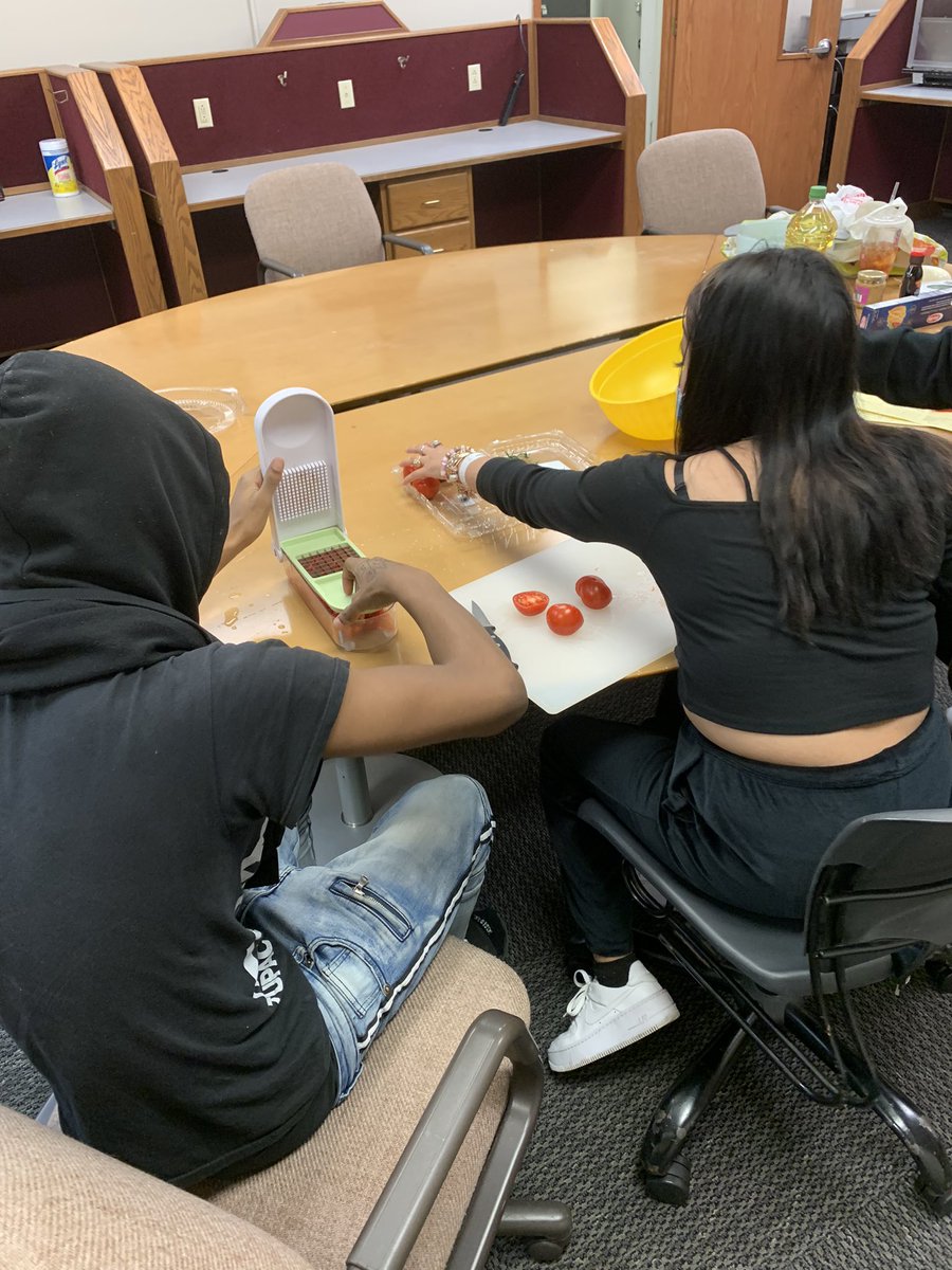 mshayduck's tweet photo. Today we learned how to cook a new recipe- fresh bruschetta over angel hair! We practiced cutting tomatoes, chopping basil, dicing mozzarella, and mixed it all together with garlic, olive oil, and balsamic vinaigrette to make the perfect bruschetta tossed over pasta! #ourndsec https://t.co/qDdpLILP3j