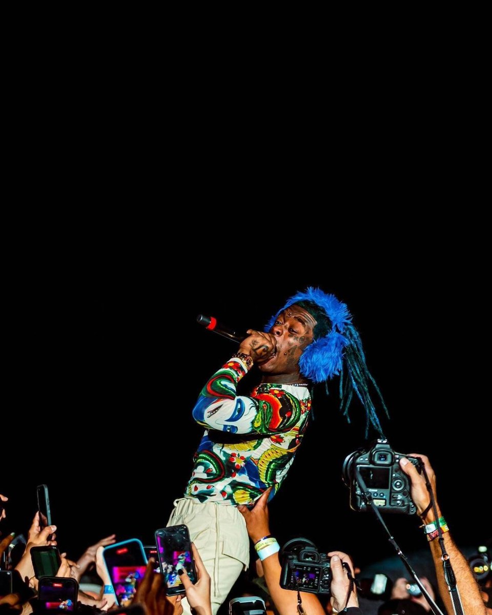 uziawge's tweet photo. 20 more minutes until I'm on 🎸🦇#LilUziVert https://t.co/l83TrpxWDg