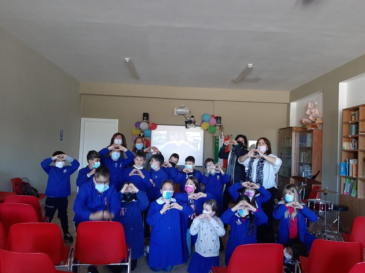 rosannamastria's tweet photo. Amazing morning today with the kids of the primary school Istituto comprensivo statale "Gaetano Guarino" (Favara, Italy) talking about light and how wonderful is to be a researcher! #ScienceIsWonderful #Day1 @MSCActions @LightUP_MSCA @UoE_Physics  @QNanomaterials  🤩👩‍🔬🔬 https://t.co/GeAYYrz1U5