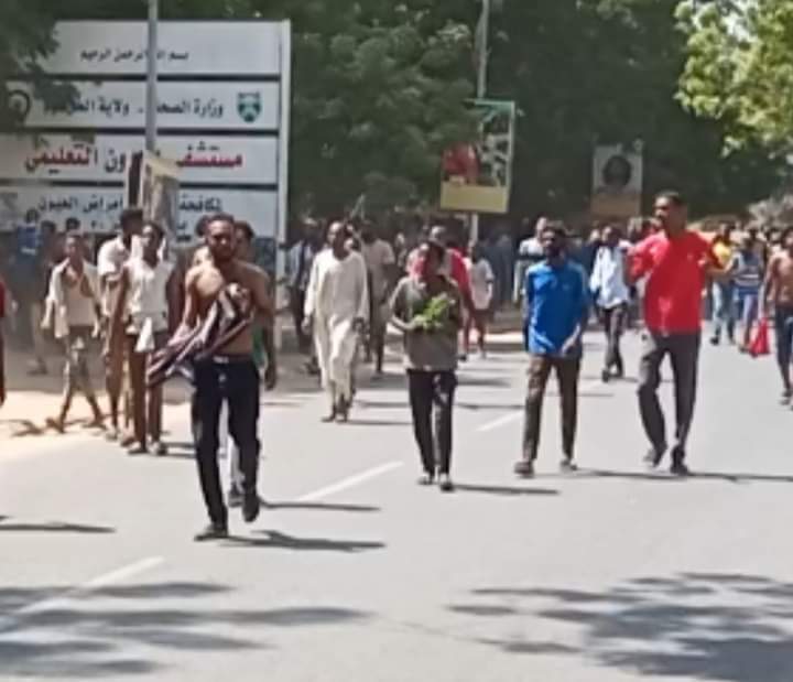 NusaibaAli2's tweet photo. فتحوا الصدور للغول
ربطوا الفعل بالقول 
مقدمة الثبات : الشهيد محمد السعودي عاري الصدر متشح اليقين و حب البلاد🇸🇩
وسط الرفاق  الشهيد محمد أنور بالأزرق السامي💙💙
المجد للشهداء 
الصورة : من زلزال رفض الانقلاب ٢٥ أكتوبر ٢٠٢١
#تسقط_شراكة_الدم https://t.co/aiFFoakRZf
