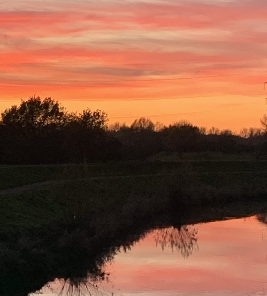 simonwheale's tweet photo. Setting Suns! #sunsetandshadow #riverreflections #Merseymoods #novembernights #sunset #shadow #river #reflections #Mersey #moods #sky #light #clouds #november #nights https://t.co/FnE378ngMp