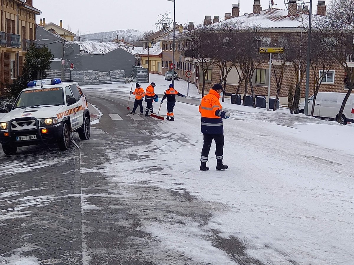 aytotudeladuero's tweet photo. ⚠ ¡𝐀𝐓𝐄𝐍𝐂𝐈Ó𝐍! ⚠

❄ La Delegación Territorial de la Junta de Castilla y León declara la alerta por nevadas en todas las provincias de la comunidad ❄

#alertanieve #nevadas #ayuntamientotudeladeduero #tudeladeduero #jcyl https://t.co/p5fENw5dyL