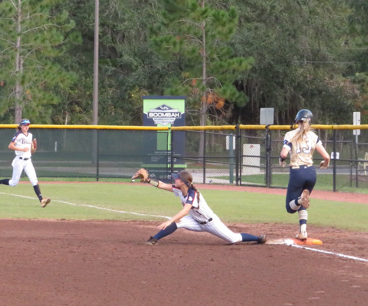 EC05Bilz's tweet photo. You gotta Love it! 
@LuluCastelo1 Working for the out.  Stretch it Sister. 
#Team2
@chrisbateman55 @IHartFastpitch @Los_Stuff @ExtraInningSB @FreddieFreeman5 https://t.co/KPglcp9ZNM