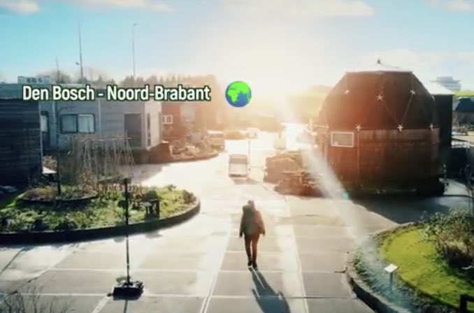 NPO #Zapp ging op zoek naar het huis met de kleinste ecologische footprint op....#Minitopia! "Eigenlijk is heel Minitopia om te zoenen. Alle huizen hier zijn duurzaam. En overal waar je kijkt lopen dieren rond’. npostart.nl/WO_NTR_16439494