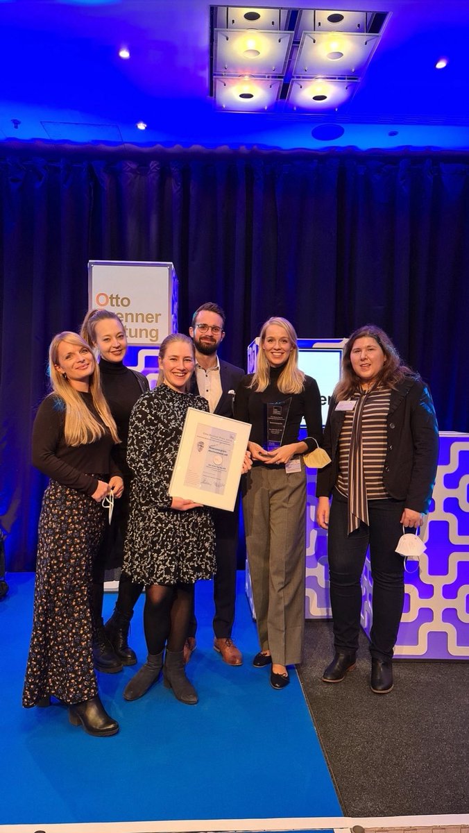 tamimaximiliane's tweet photo. Yay! Endlich den Otto-Brenner-Preis abgeholt, den wir 2020 für unseren Podcast „Der erste Tag der AfD“ gewonnen haben. Schöner finaler Abschluss der Zeit an der @DJSde Danke für die Einladung @OBSFrankfurt https://t.co/d6fajkG8UQ